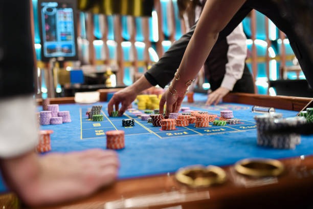 auto7 mobile app interface showing slot games and live casino options